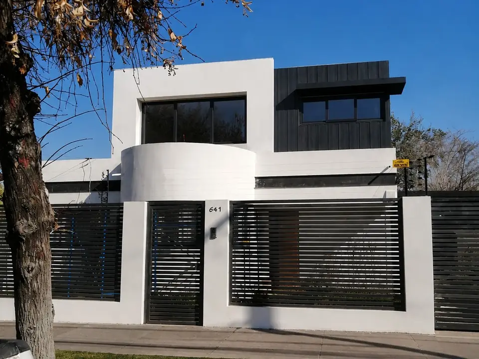 Vivienda de dos pisos terminada, revestimiento blanco y negro