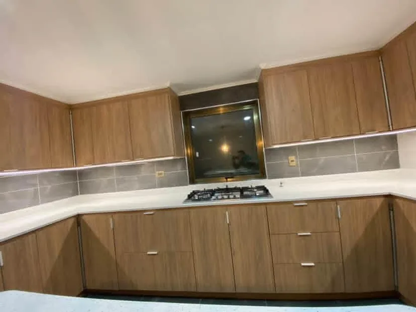 Muebles altos con campana y encimera