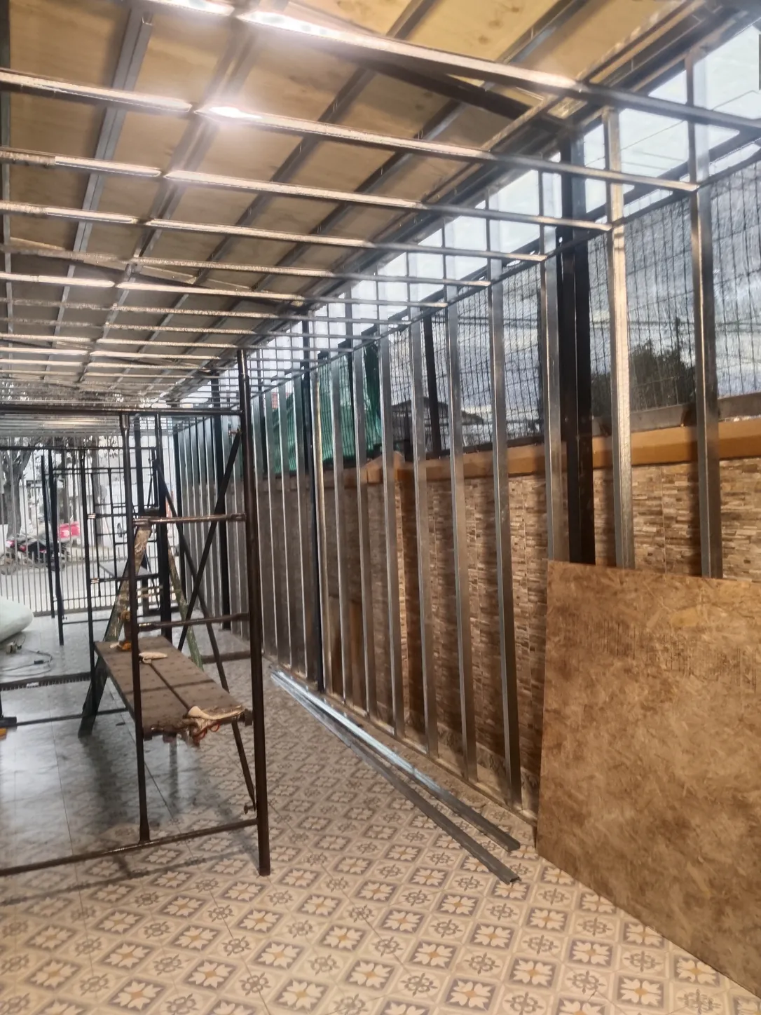 En obra: interior con la estructura y los paneles a la vista
