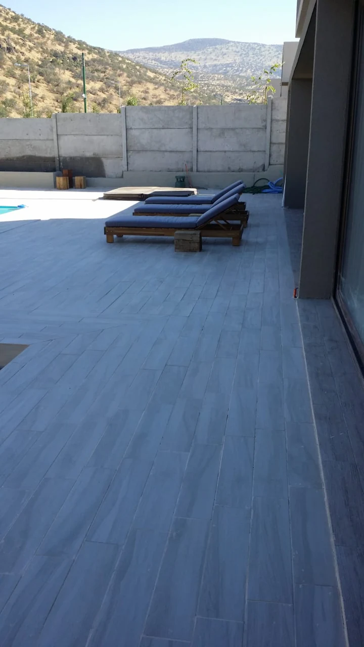 Terraza terminada junto al ventanal de la casa