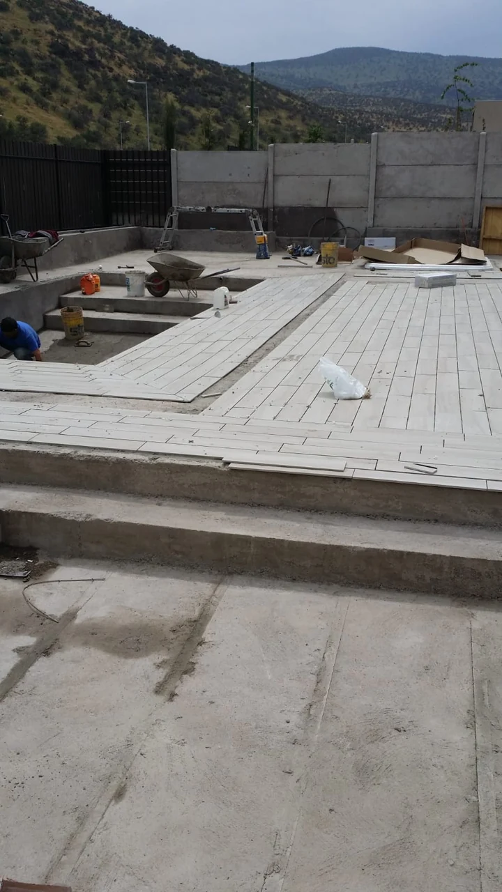 En obra: radier y jardineras en obra gruesa