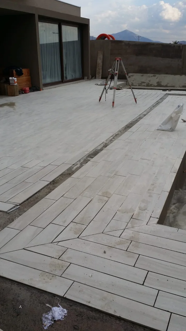 En obra: terraza en ejecución, con nivel