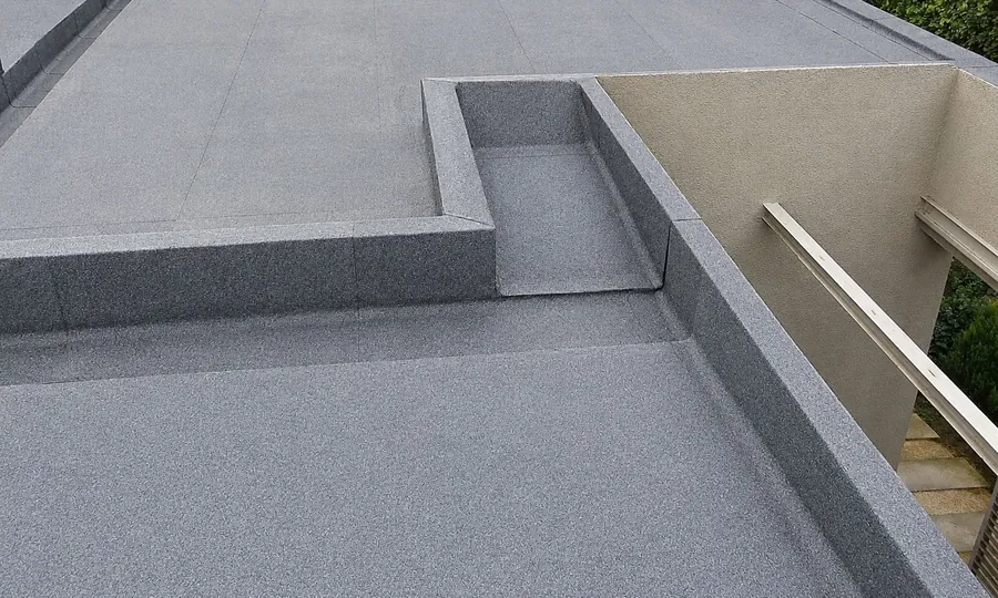 Cubierta plana con membrana granulada y parapeto